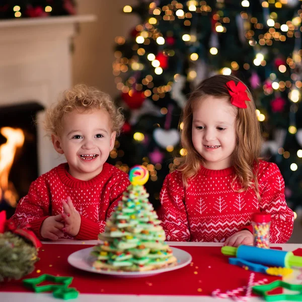 Niños horneando en Nochebuena —  Fotos de Stock