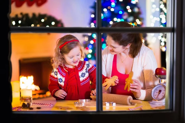 Mãe e criança fazendo biscoitos de Natal — Fotografia de Stock