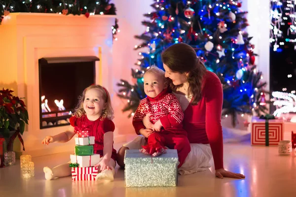 Mutter und Kinder an Heiligabend zu Hause — Stockfoto