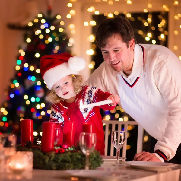 Vater und Tochter zünden Weihnachtskerzen an — Stockfoto