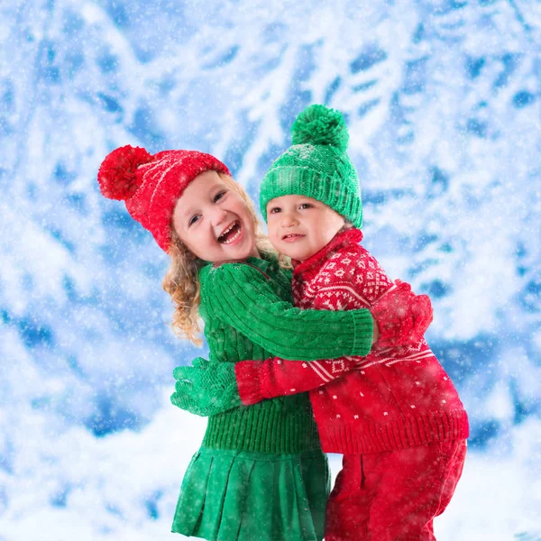 Enfants jouant dans la forêt enneigée d'hiver — Photo