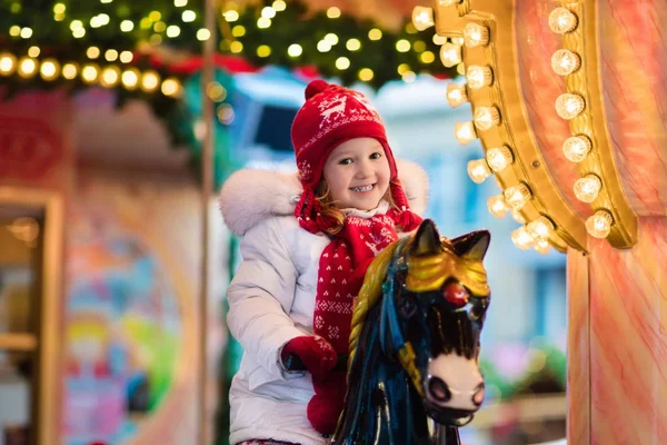 Carrossel de equitação criança no mercado de Natal — Fotografia de Stock