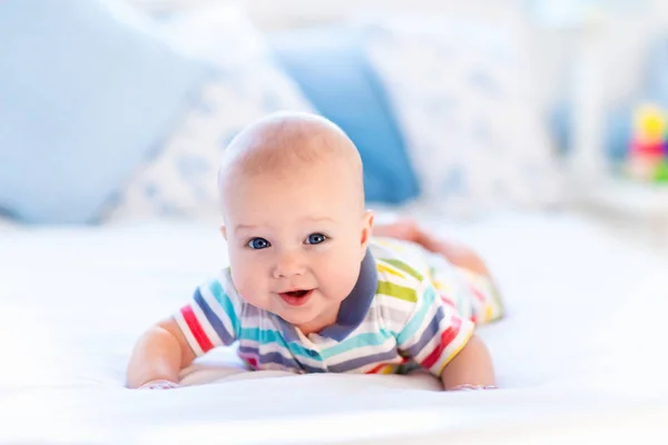 Pojke i sängen — Stockfoto