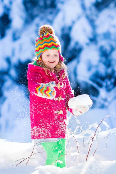 Niño divirtiéndose en el parque de invierno nevado —  Fotos de Stock