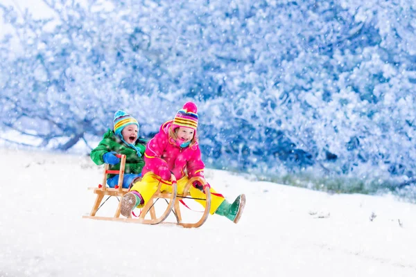 I bambini si divertono sulla slitta — Foto Stock