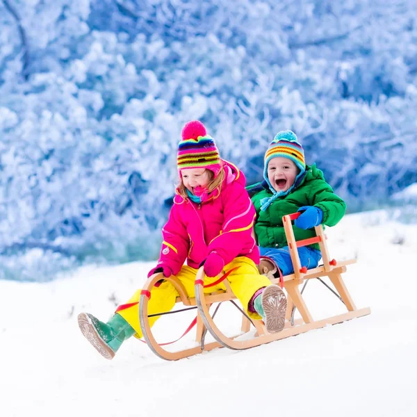 Kinder haben Spaß bei Schlittenfahrt — Stockfoto