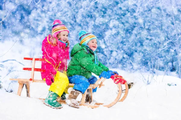 Kinderen plezier op slee rijden — Stockfoto