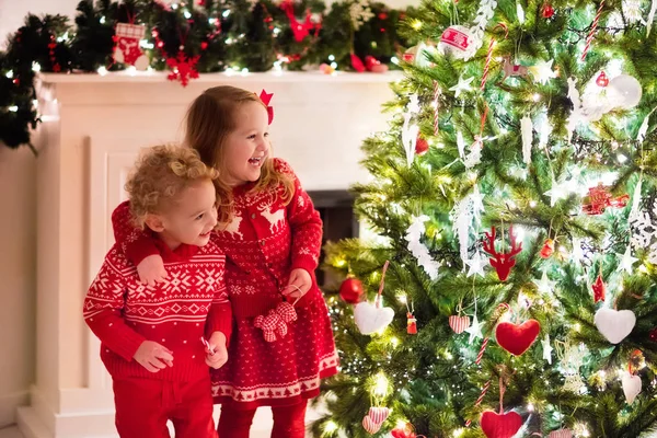 Niños bajo el árbol de Navidad — Foto de Stock