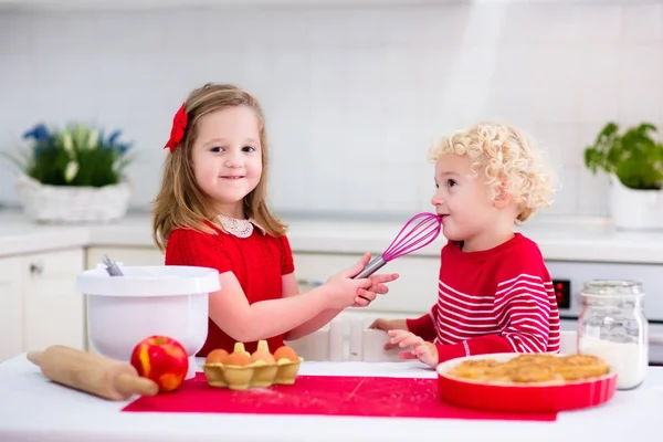 Niños horneando pastel de manzana — Foto de Stock