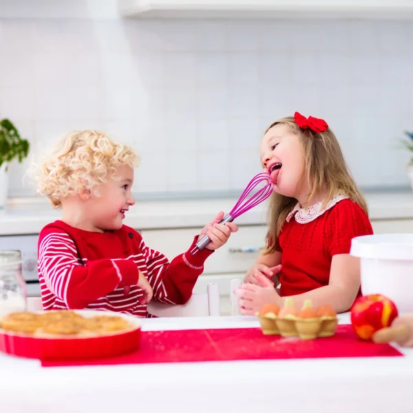 Barn som baker eplepai – stockfoto