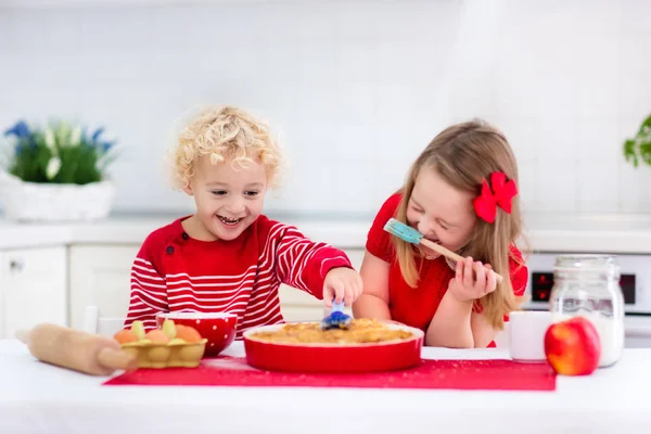 Kids baking apple pie — Stock Photo, Image