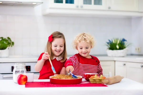 Kinderen bakken appeltaart — Stockfoto