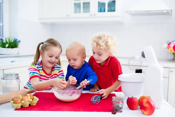 Enfants faisant une tarte dans la cuisine blanche — Photo