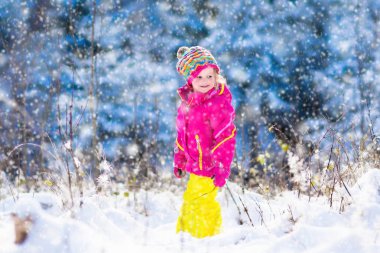 Karlı kış Park eğlenmek çocuk