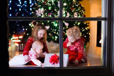 Çocuklar Noel hediyelerini şömine, açma