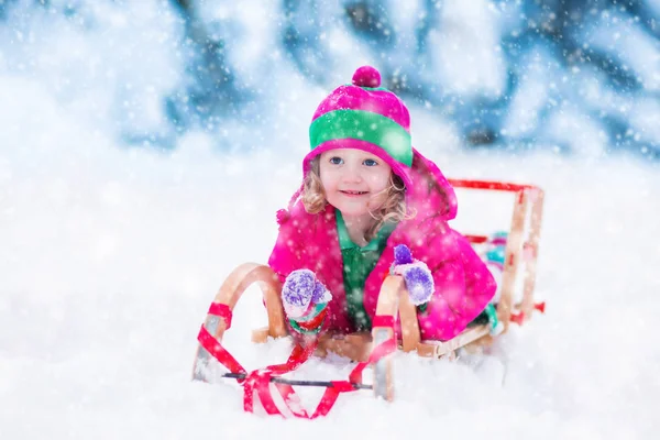 Bambina che gioca nella foresta invernale innevata — Foto Stock