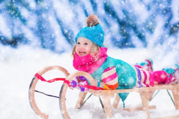 Niña jugando en el bosque de invierno nevado — Foto de Stock