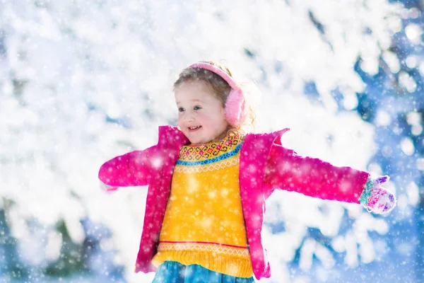 Criança no parque de inverno nevado — Fotografia de Stock