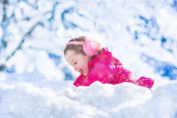 Petite fille jouant dans la forêt enneigée d'hiver — Photo