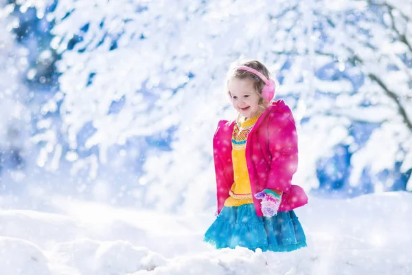 Menina brincando na floresta de inverno nevado — Fotografia de Stock