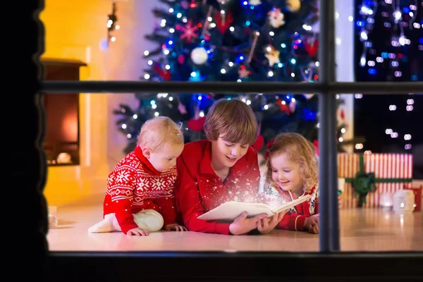 Niños jugando en la chimenea en Nochebuena — Foto de Stock