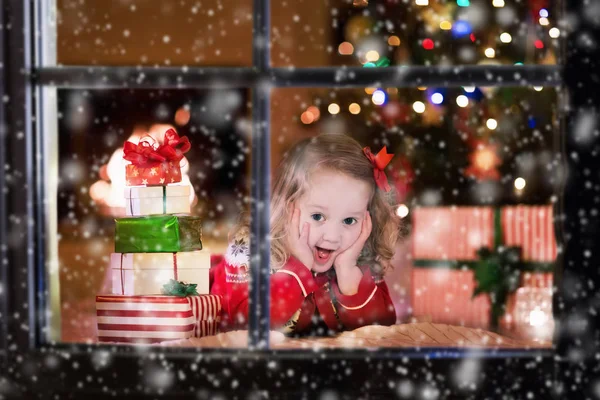 Niños abriendo regalos de Navidad en la chimenea — Foto de Stock