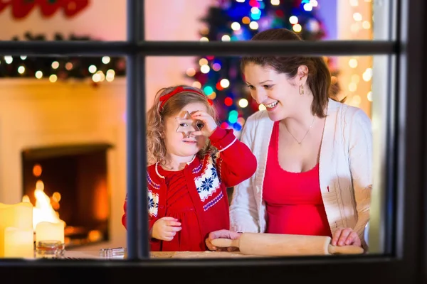 Mutter und Kind backen Weihnachtsplätzchen — Stockfoto