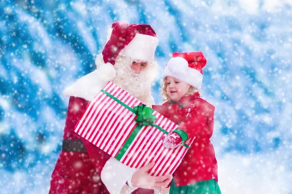 Τα παιδιά και Santa με Χριστουγεννιάτικα δώρα — Φωτογραφία Αρχείου