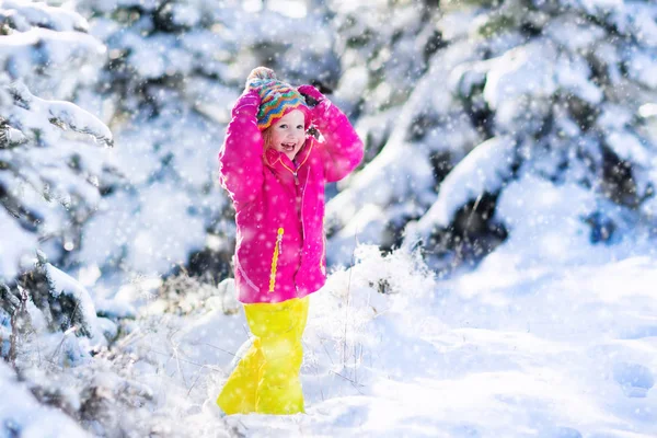 Criança se divertindo no parque de inverno nevado — Fotografia de Stock