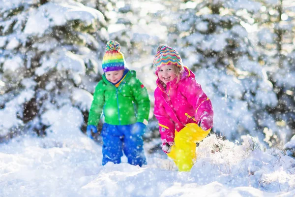 Crianças brincando no parque de inverno nevado — Fotografia de Stock