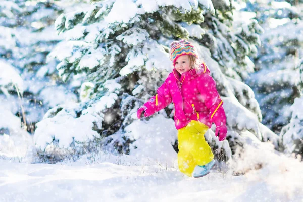 Criança se divertindo no parque de inverno nevado — Fotografia de Stock
