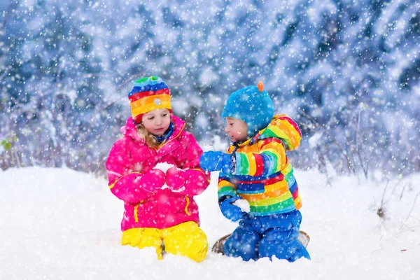 雪に覆われた冬の公園で遊ぶ子供たち — ストック写真
