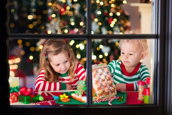 Niños haciendo casa de pan de jengibre de Navidad —  Fotos de Stock