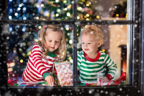 Barnen gör jul ingefära bröd hus — Stockfoto