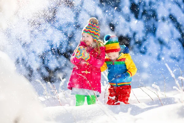 Bambini che giocano nel parco invernale innevato — Foto Stock