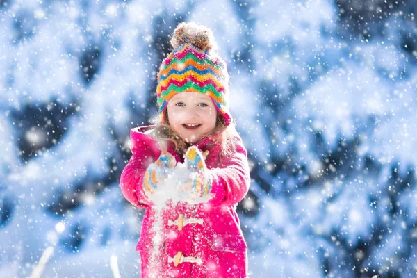 Barn har roligt i snöiga vinter park — Stockfoto