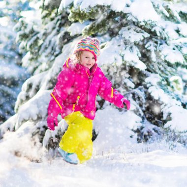 Karlı kış Park eğlenmek çocuk