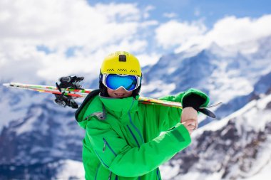 Dağlarda Kayak çocuk