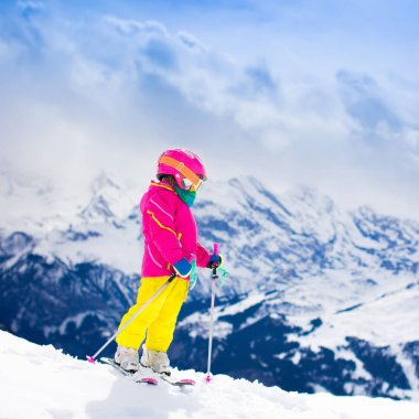 Küçük çocuk dağda Kayak