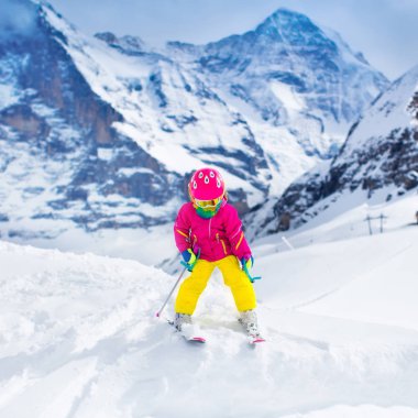 Küçük çocuk dağda Kayak