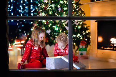 Çocuklar Noel hediyelerini şömine, açma