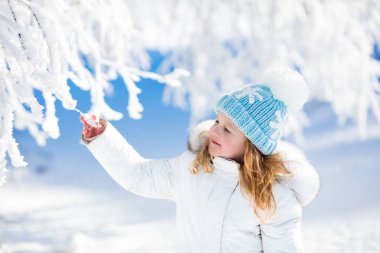 Karlı kış Park eğlenmek çocuk