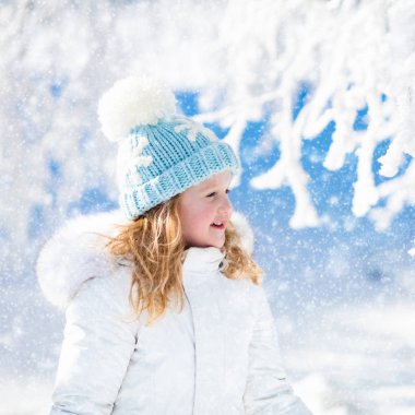 Karlı kış Park eğlenmek çocuk