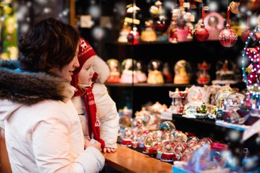 Anne ve çocuk Noel pazarında