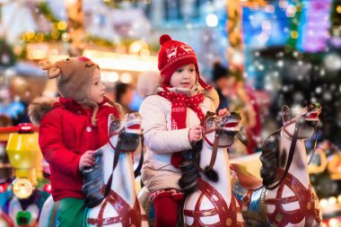 Çocukların atlıkarınca Noel piyasaya sürme