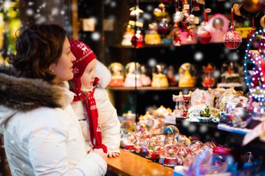 Anne ve çocuk Noel pazarında