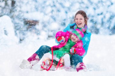 Anne ve çocuk karlı bir parkta halletme