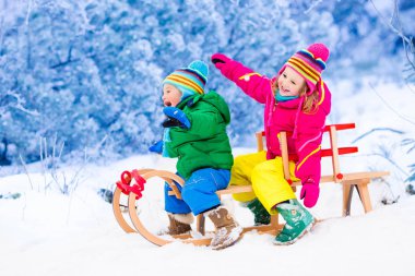 Çocuklar eğleniyor kızak üzerinde binmek