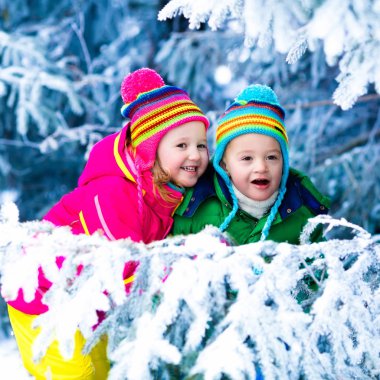 Karlı ormanda oynayan çocuklar