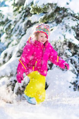 Karlı kış Park eğlenmek çocuk